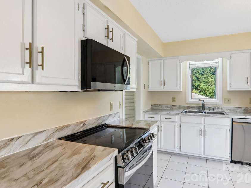18 Foxmoor Court, Etowah, NC 28729.  MLS# CAR4422000, YatesRealty ID 49180. 