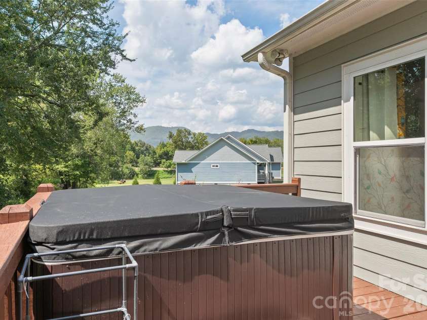 31 Baby Bear Cove, Clyde, NC 28721.  MLS# CAR4415038, YatesRealty ID 49187. 