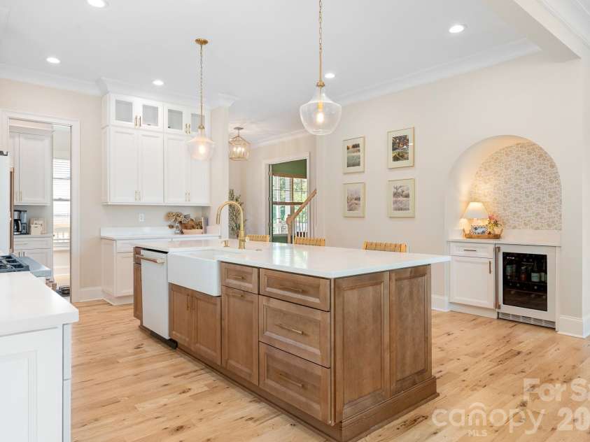 2800 Hilliard Drive, Charlotte, NC 28205.  MLS# CAR4419352, YatesRealty ID 49189. 