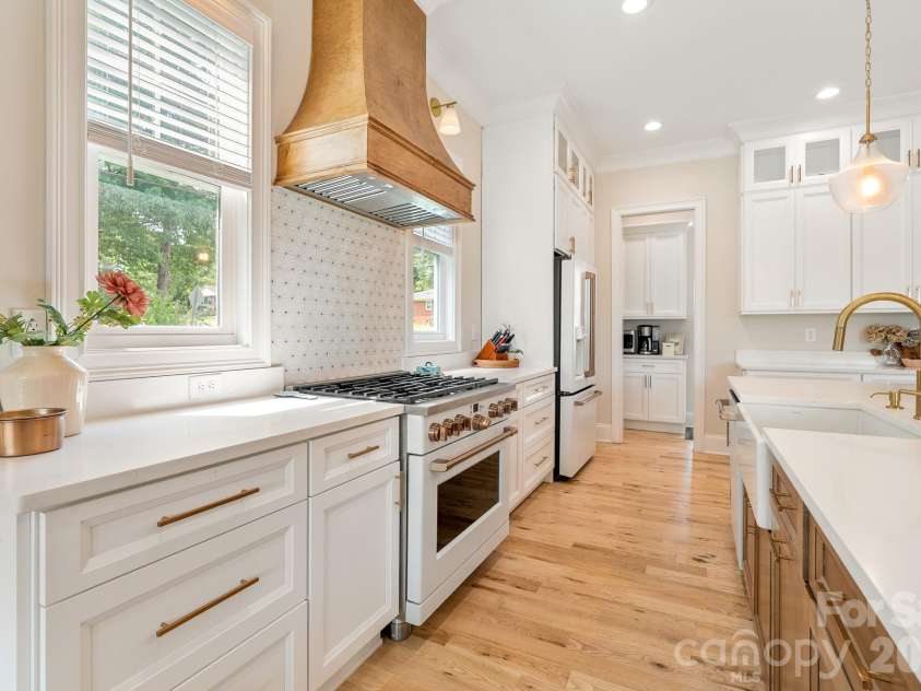 2800 Hilliard Drive, Charlotte, NC 28205.  MLS# CAR4419352, YatesRealty ID 49189. 