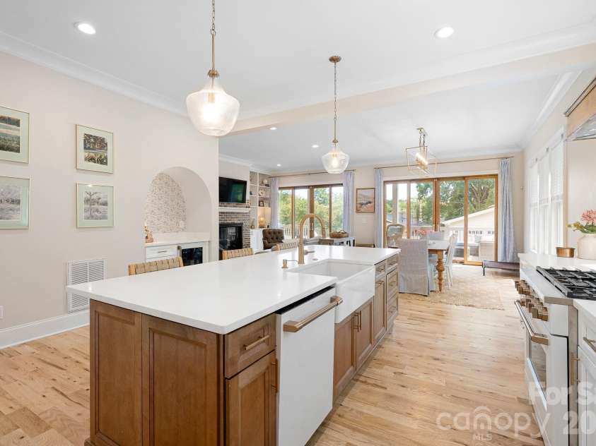 2800 Hilliard Drive, Charlotte, NC 28205.  MLS# CAR4419352, YatesRealty ID 49189. 