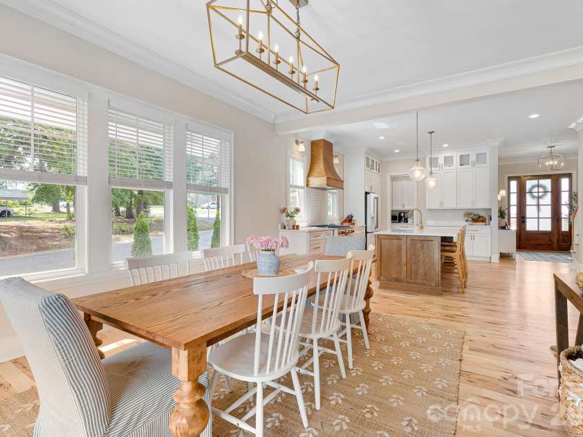 2800 Hilliard Drive, Charlotte, NC 28205.  MLS# CAR4419352, YatesRealty ID 49189. 