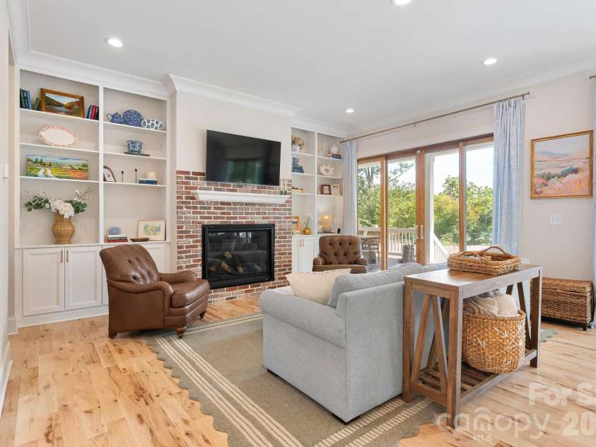 2800 Hilliard Drive, Charlotte, NC 28205.  MLS# CAR4419352, YatesRealty ID 49189. 