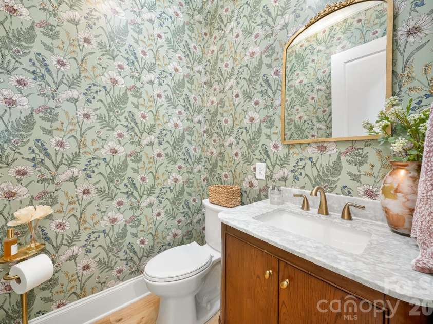 2800 Hilliard Drive, Charlotte, NC 28205.  MLS# CAR4419352, YatesRealty ID 49189. 