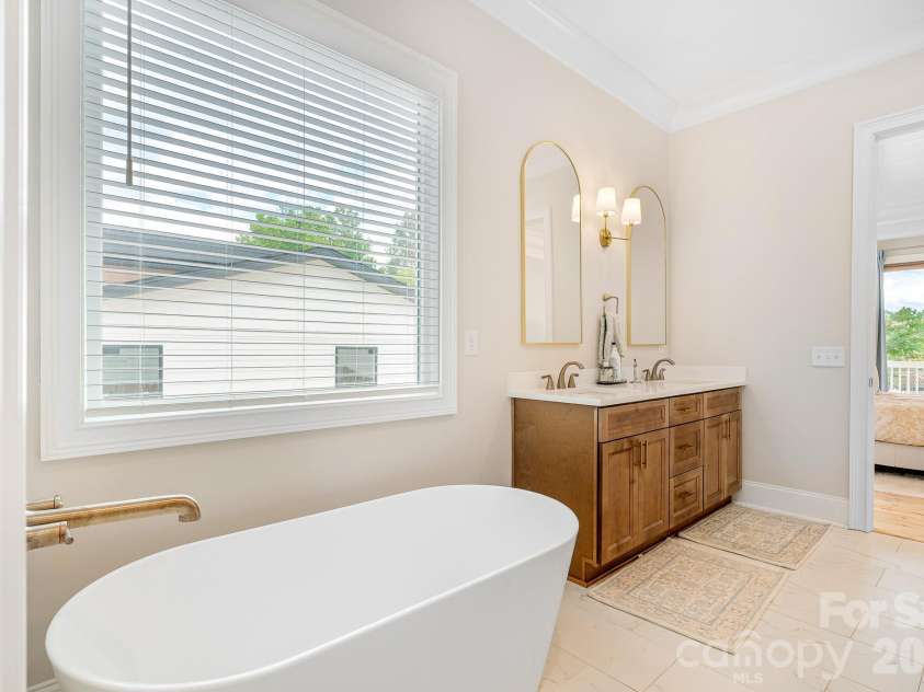 2800 Hilliard Drive, Charlotte, NC 28205.  MLS# CAR4419352, YatesRealty ID 49189. 