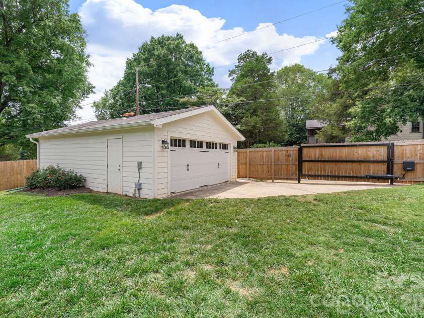 2800 Hilliard Drive, Charlotte, NC 28205.  MLS# CAR4419352, YatesRealty ID 49189. 