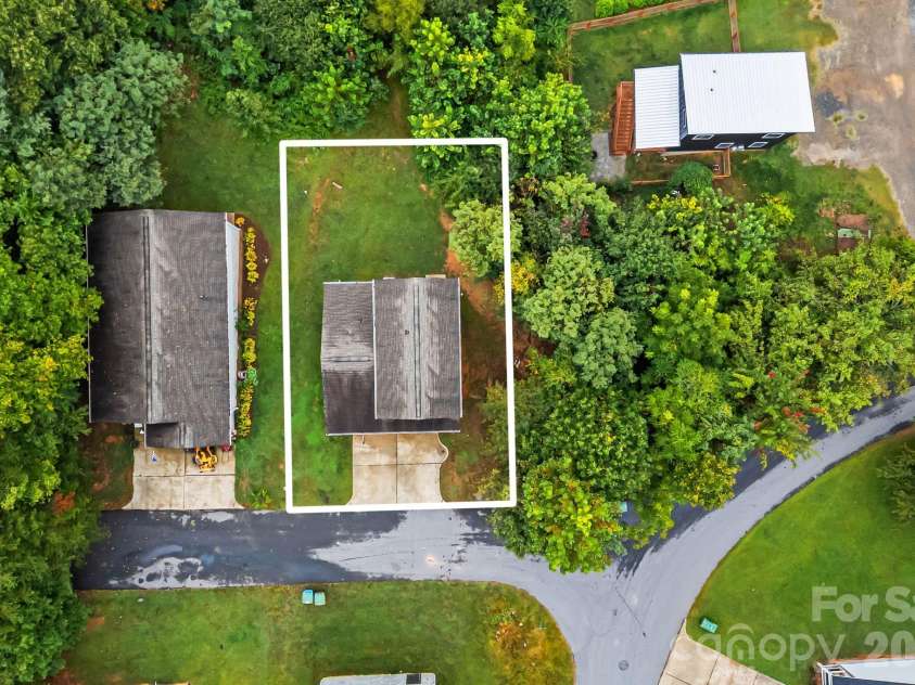 1 Red Clover Drive, Candler, NC 28715.  MLS# CAR4305641, YatesRealty ID 4919. 