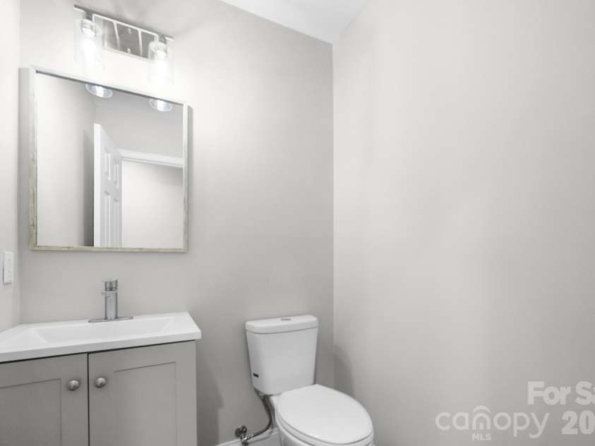 11529 Turn Stone Court, Charlotte, NC 28226.  MLS# CAR4421533, YatesRealty ID 49199. Half Bath