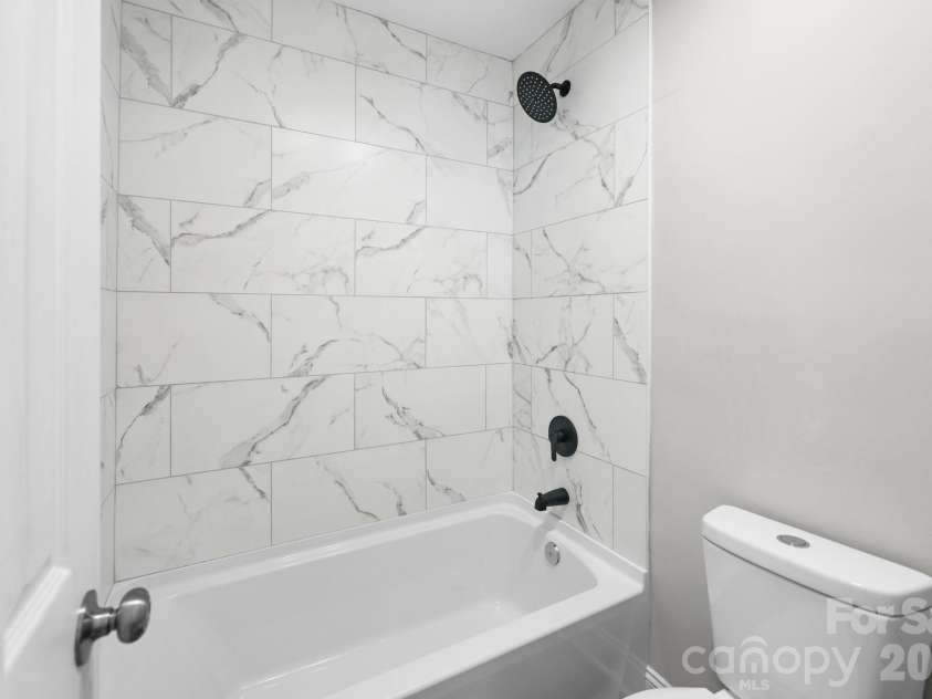 11529 Turn Stone Court, Charlotte, NC 28226.  MLS# CAR4421533, YatesRealty ID 49199. Primary Bath