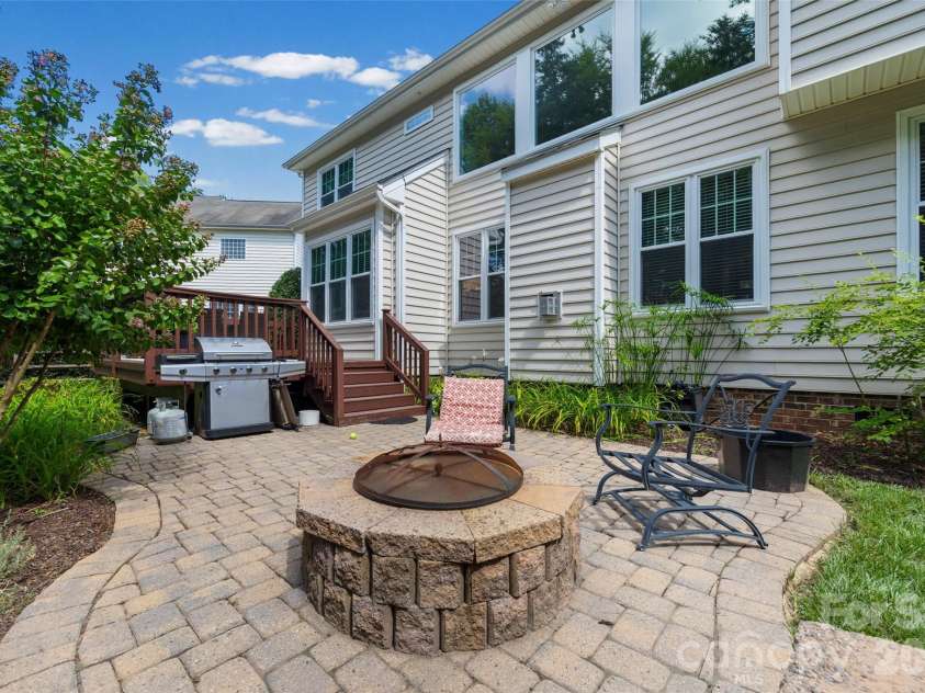 9004 Creekstone Road, Waxhaw, NC 28173.  MLS# CAR4416844, YatesRealty ID 49201. Fire Pit