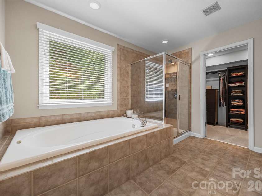9004 Creekstone Road, Waxhaw, NC 28173.  MLS# CAR4416844, YatesRealty ID 49201. Soaking Tub