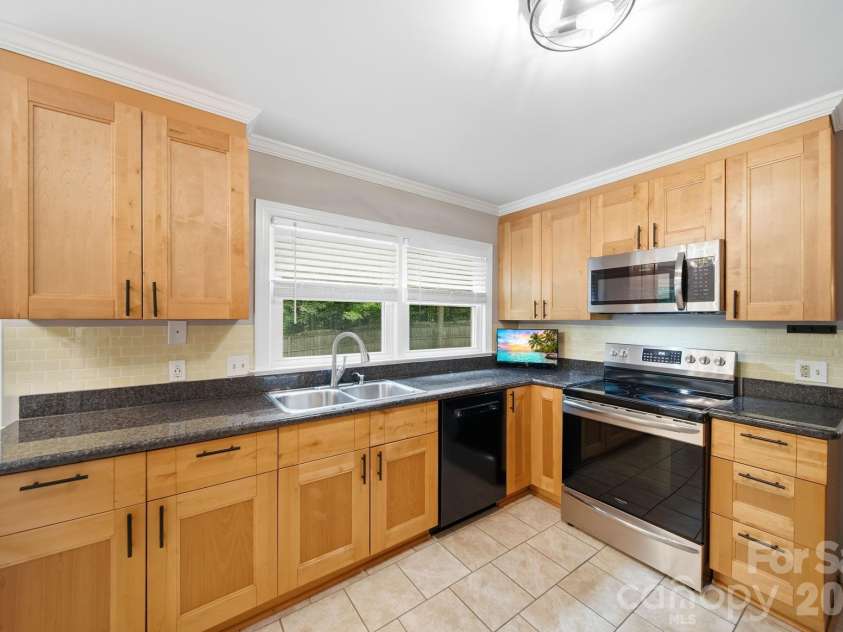 3801 Melshire Lane, Charlotte, NC 28269.  MLS# CAR4420330, YatesRealty ID 49203. 