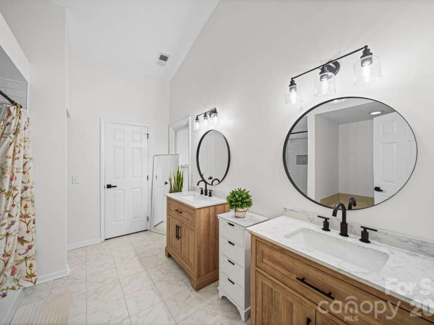 3801 Melshire Lane, Charlotte, NC 28269.  MLS# CAR4420330, YatesRealty ID 49203. 