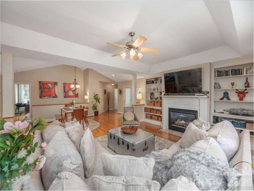 105 Deer Glade Lane, Waynesville, NC 28786.  MLS# CAR4422108, YatesRealty ID 49204. 
