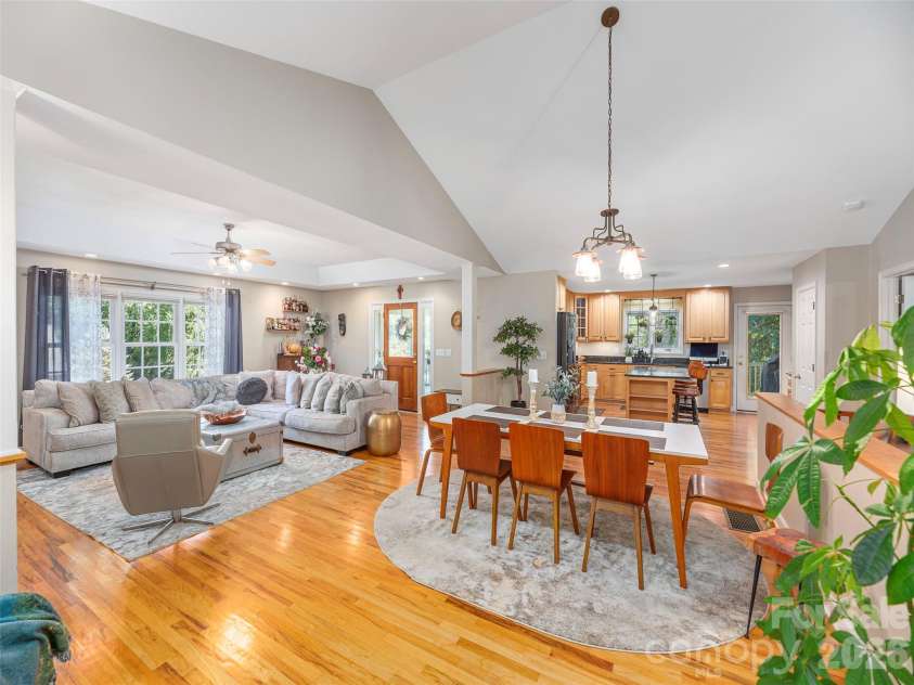 105 Deer Glade Lane, Waynesville, NC 28786.  MLS# CAR4422108, YatesRealty ID 49204. 