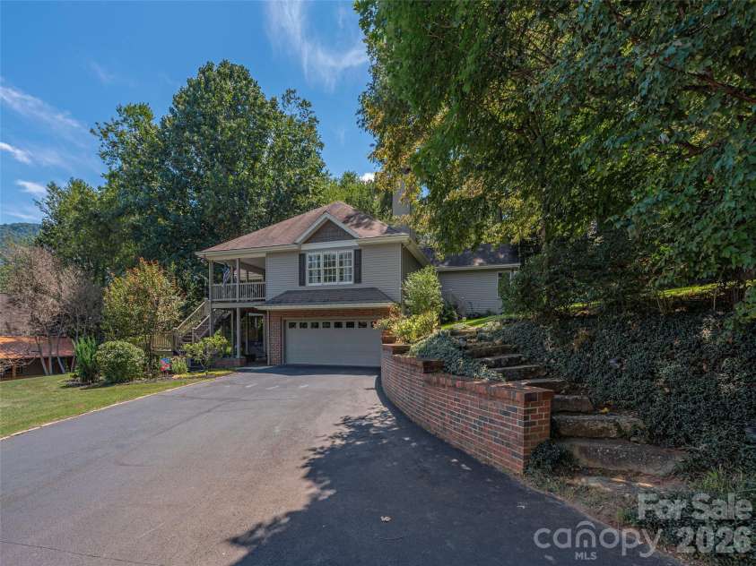 105 Deer Glade Lane, Waynesville, NC 28786.  MLS# CAR4422108, YatesRealty ID 49204. 