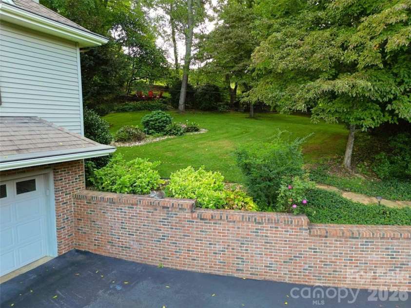 105 Deer Glade Lane, Waynesville, NC 28786.  MLS# CAR4422108, YatesRealty ID 49204. 