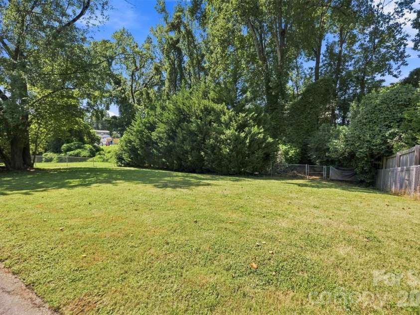 6506 Candlewood Drive, Charlotte, NC 28210.  MLS# CAR4401762, YatesRealty ID 49207. Expansive back yard with lush greenspace.