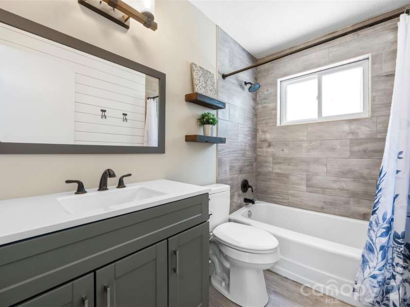 6506 Candlewood Drive, Charlotte, NC 28210.  MLS# CAR4401762, YatesRealty ID 49207. Primary BR upgraded full bath.