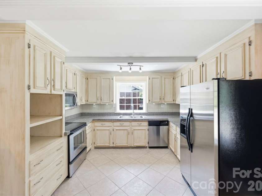 6506 Candlewood Drive, Charlotte, NC 28210.  MLS# CAR4401762, YatesRealty ID 49207. This is a highly functional kitchen that celebrates the simplicity, proportion and practical characteristic of it's era.