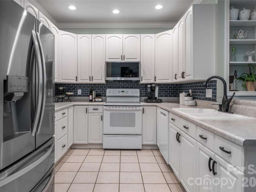 216 Holly Lane, Greer, SC 29651.  MLS# CAR4421650, YatesRealty ID 49208. 