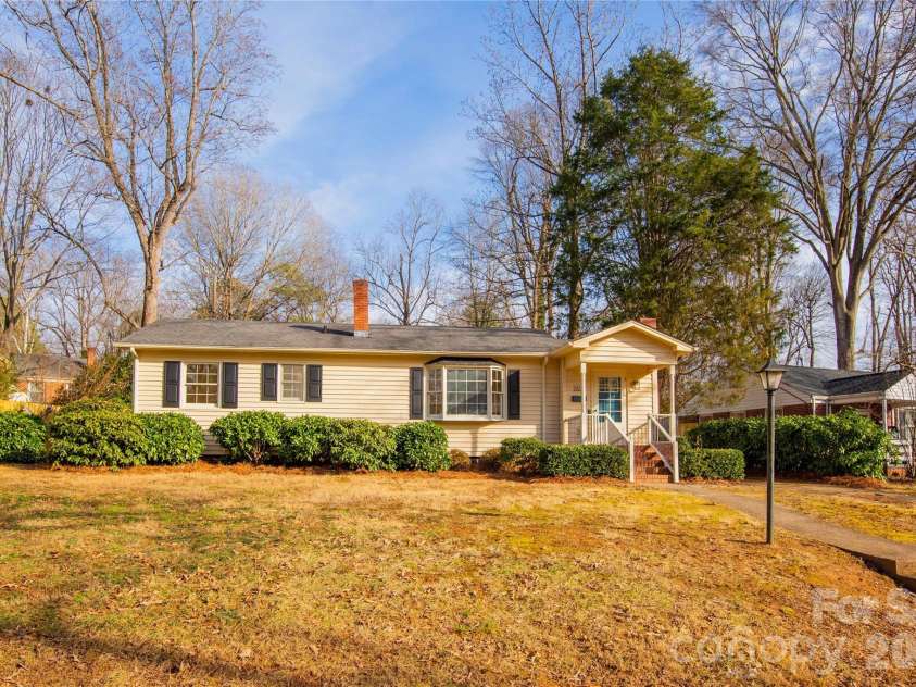 1411 Chelsea Street, Winston Salem, NC 27103.  MLS# CAR4341682, YatesRealty ID 4921. 