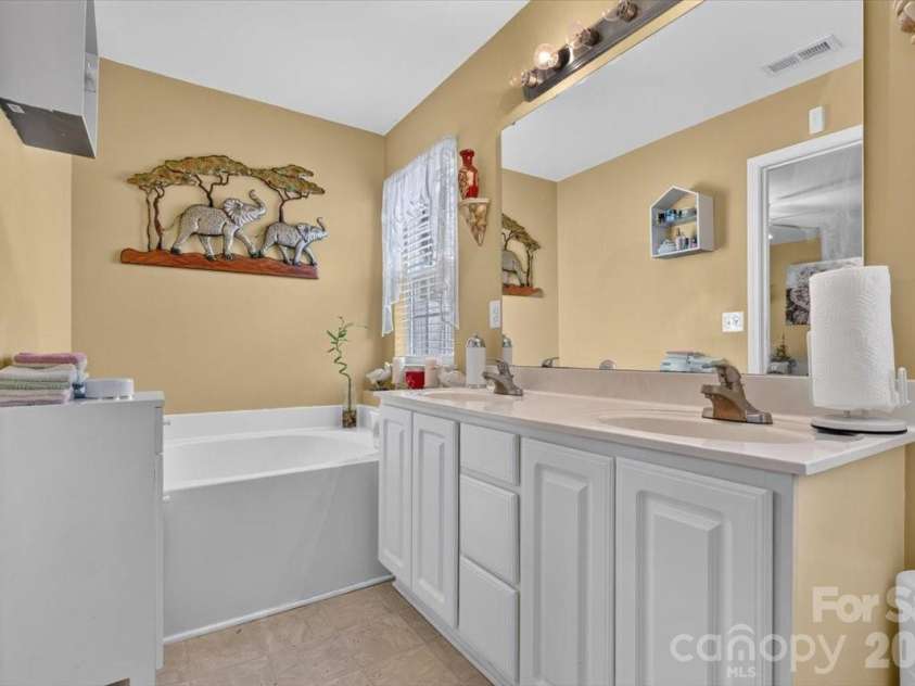 4403 Trillium Fields Drive, Charlotte, NC 28269.  MLS# CAR4416499, YatesRealty ID 49212. 