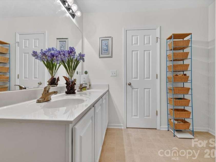 4403 Trillium Fields Drive, Charlotte, NC 28269.  MLS# CAR4416499, YatesRealty ID 49212. 