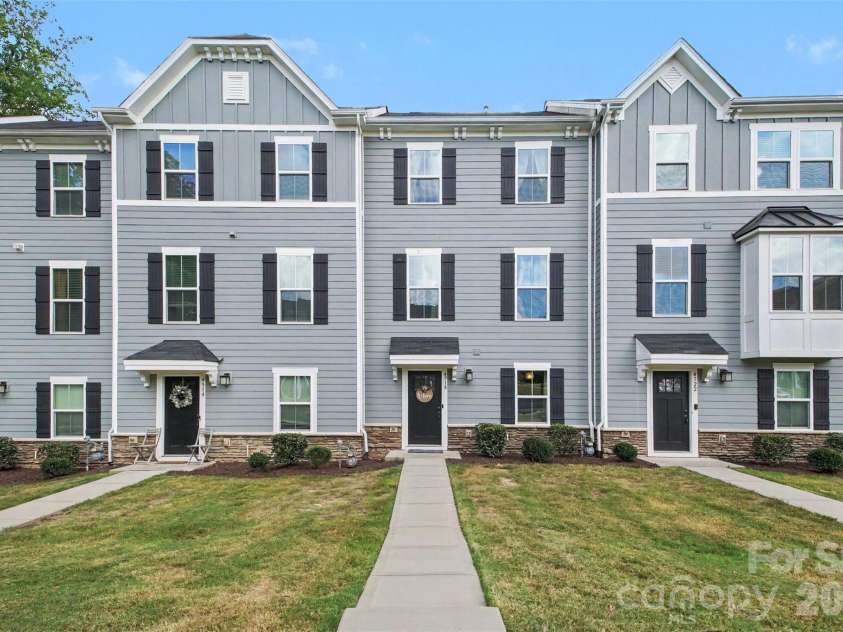 4518 Valley Walk Drive, Charlotte, NC 28216.  MLS# CAR4415326, YatesRealty ID 49213. 
