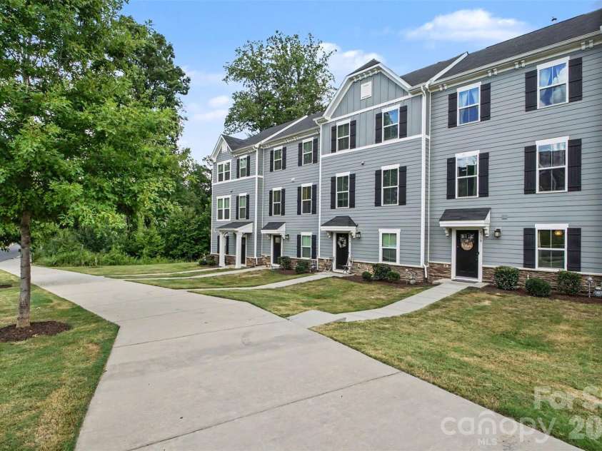 4518 Valley Walk Drive, Charlotte, NC 28216.  MLS# CAR4415326, YatesRealty ID 49213. 