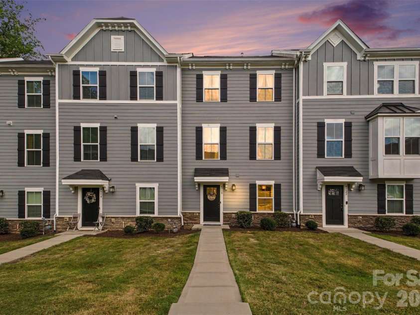 4518 Valley Walk Drive, Charlotte, NC 28216.  MLS# CAR4415326, YatesRealty ID 49213. 