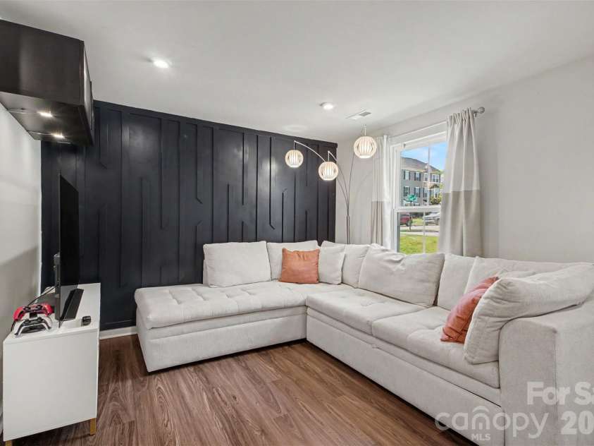 4518 Valley Walk Drive, Charlotte, NC 28216.  MLS# CAR4415326, YatesRealty ID 49213. Main Level- flex space