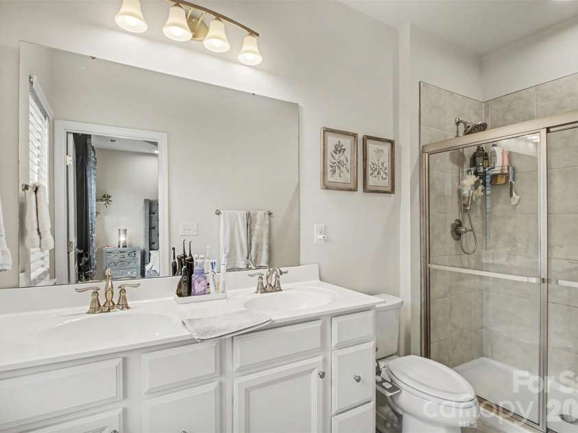 4518 Valley Walk Drive, Charlotte, NC 28216.  MLS# CAR4415326, YatesRealty ID 49213. Third Floor-Primary bathroom
