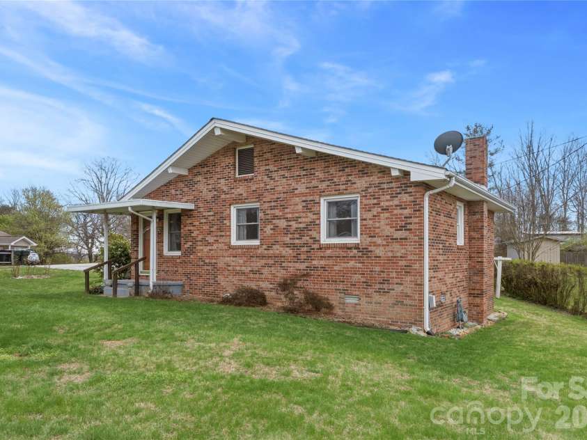 429 Jack Street, Hendersonville, NC 28792.  MLS# CAR4422029, YatesRealty ID 49220. 