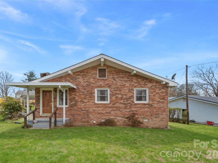 429 Jack Street, Hendersonville, NC 28792.  MLS# CAR4422029, YatesRealty ID 49220. 