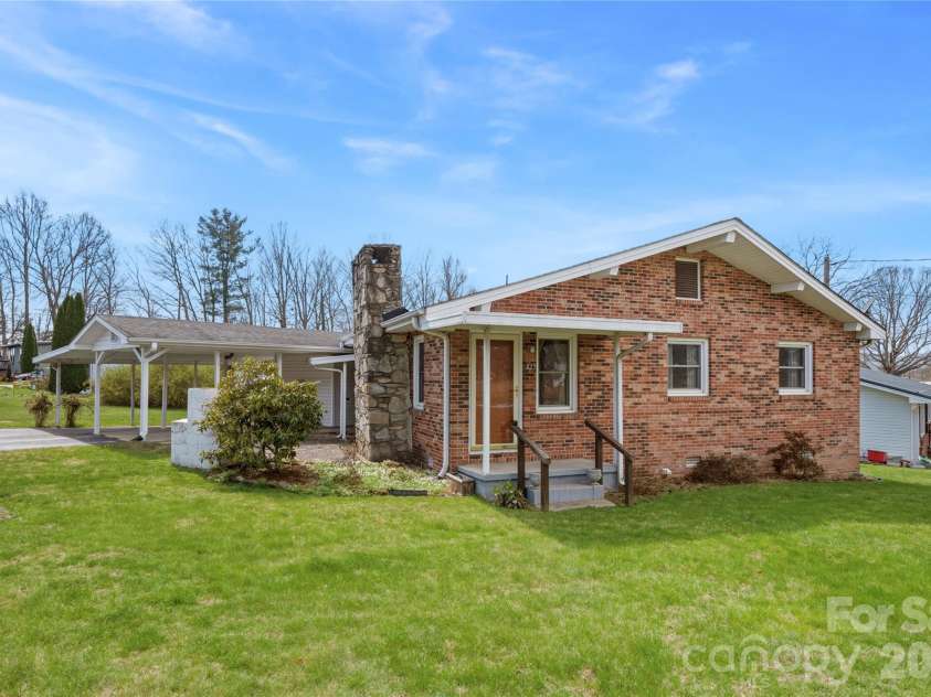 429 Jack Street, Hendersonville, NC 28792.  MLS# CAR4422029, YatesRealty ID 49220. 
