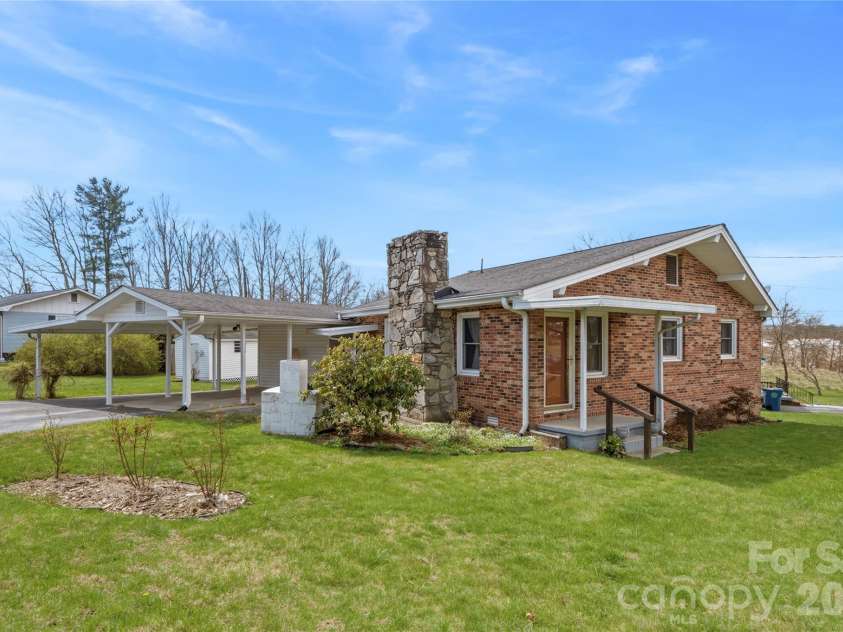 429 Jack Street, Hendersonville, NC 28792.  MLS# CAR4422029, YatesRealty ID 49220. 