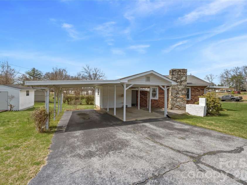 429 Jack Street, Hendersonville, NC 28792.  MLS# CAR4422029, YatesRealty ID 49220. 