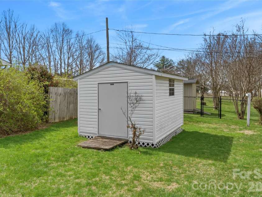 429 Jack Street, Hendersonville, NC 28792.  MLS# CAR4422029, YatesRealty ID 49220. 