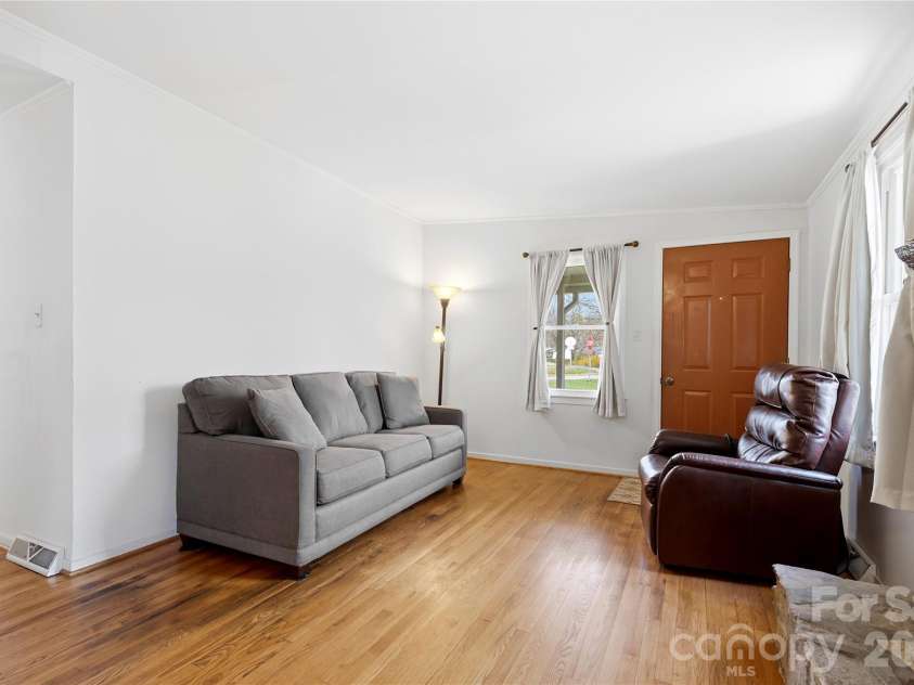 429 Jack Street, Hendersonville, NC 28792.  MLS# CAR4422029, YatesRealty ID 49220. 