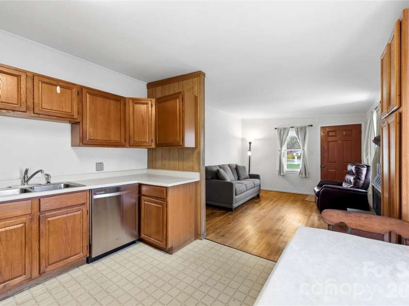429 Jack Street, Hendersonville, NC 28792.  MLS# CAR4422029, YatesRealty ID 49220. 