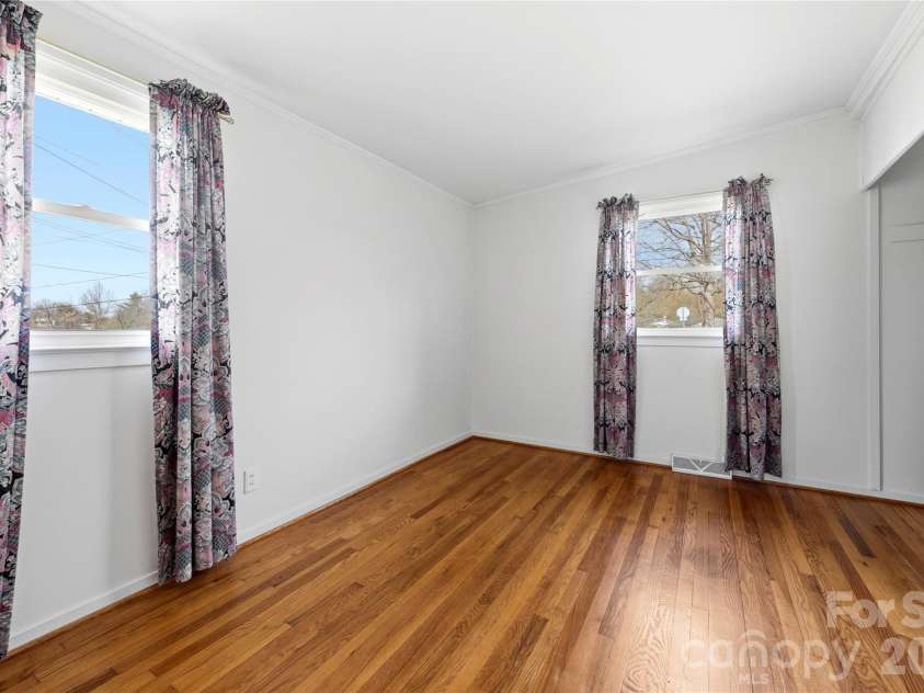 429 Jack Street, Hendersonville, NC 28792.  MLS# CAR4422029, YatesRealty ID 49220. 