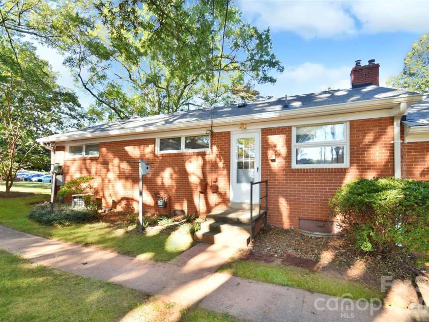 4547 Woodlark Lane, Charlotte, NC 28211.  MLS# CAR4422173, YatesRealty ID 49231. 