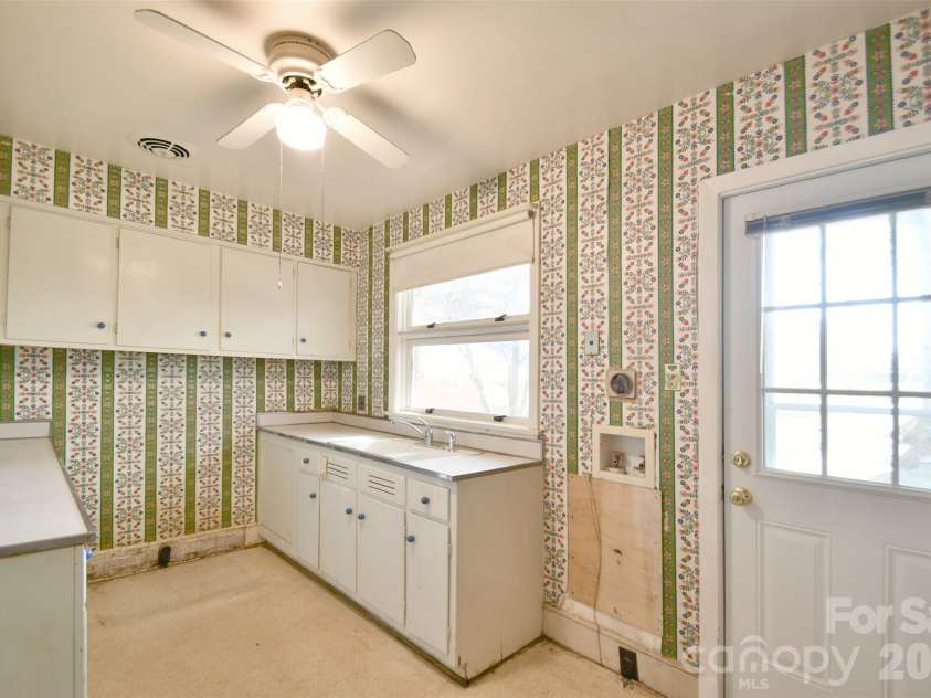 4547 Woodlark Lane, Charlotte, NC 28211.  MLS# CAR4422173, YatesRealty ID 49231. 