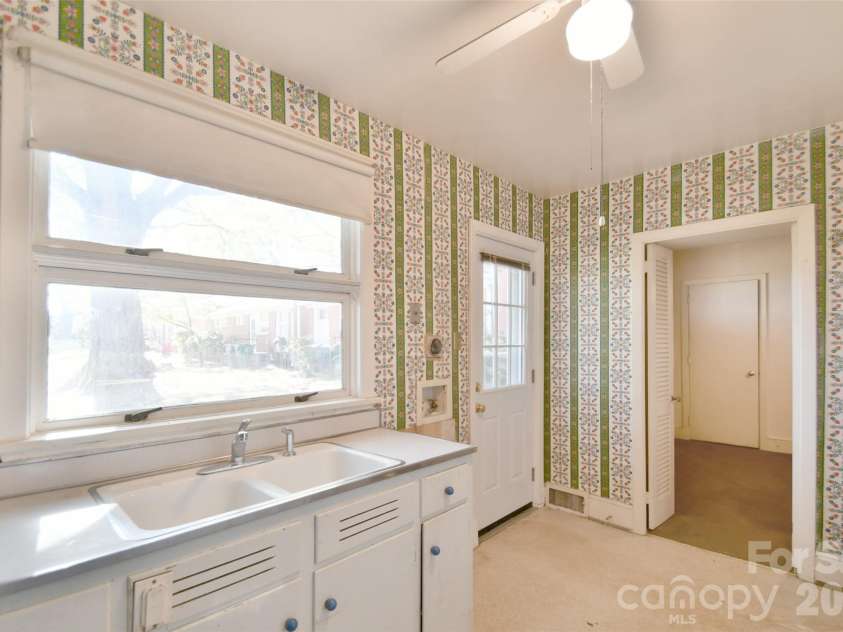 4547 Woodlark Lane, Charlotte, NC 28211.  MLS# CAR4422173, YatesRealty ID 49231. 