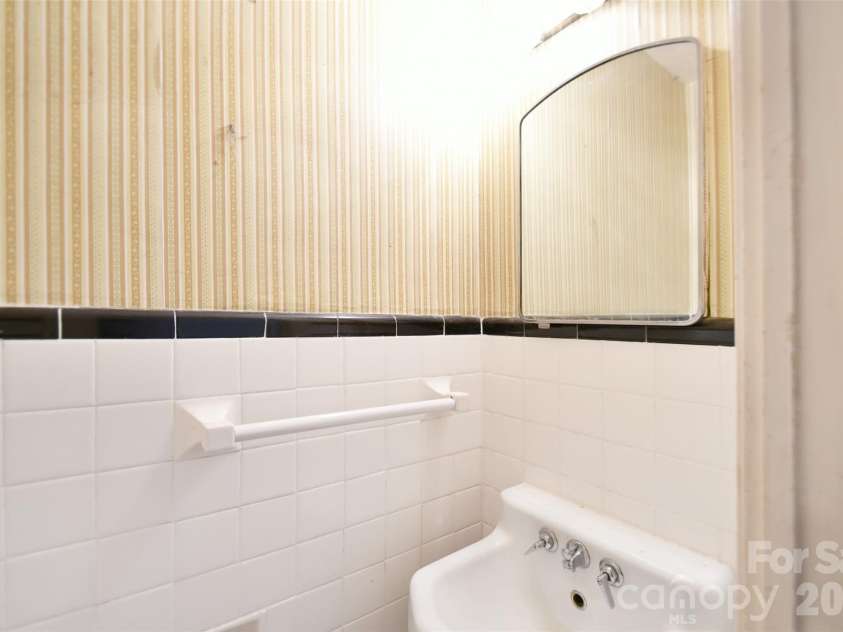4547 Woodlark Lane, Charlotte, NC 28211.  MLS# CAR4422173, YatesRealty ID 49231. 