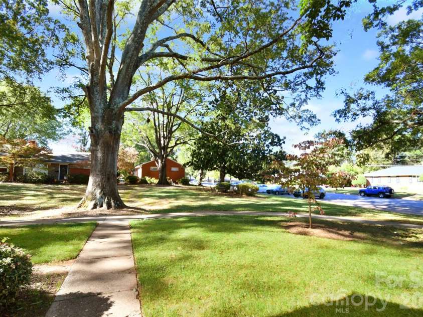 4547 Woodlark Lane, Charlotte, NC 28211.  MLS# CAR4422173, YatesRealty ID 49231. 