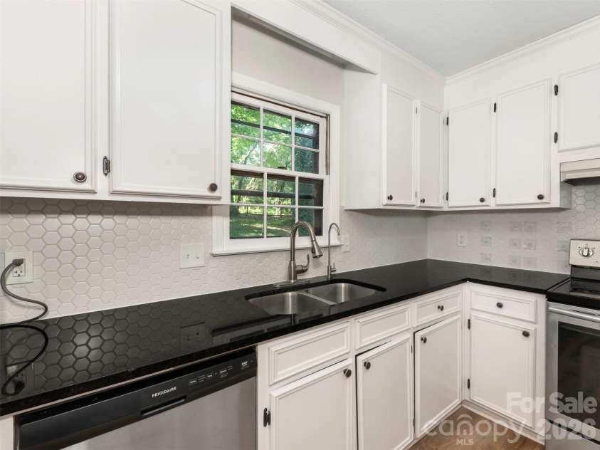 14200 Hackamore Drive, Matthews, NC 28105.  MLS# CAR4417963, YatesRealty ID 49234. 