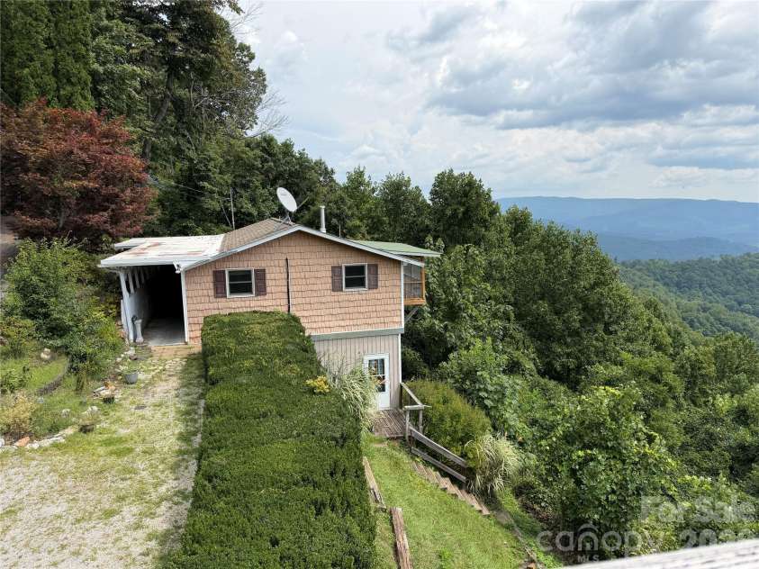 484 Alpine Drive, Little Switzerland, NC 28749.  MLS# CAR4415396, YatesRealty ID 49237. 