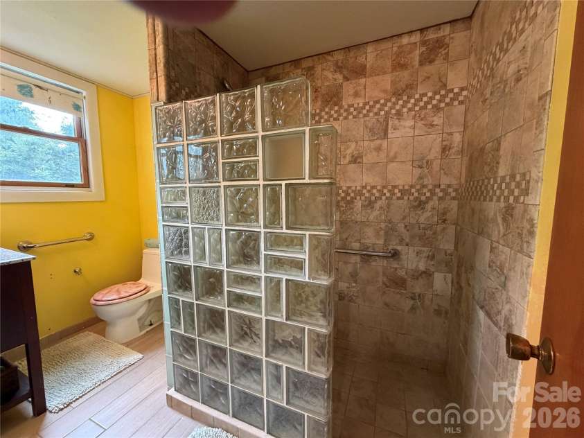 484 Alpine Drive, Little Switzerland, NC 28749.  MLS# CAR4415396, YatesRealty ID 49237. Bath 2